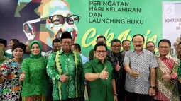 Ketum PKB Muhaimin Iskandar bersama Istri Rustini Murtadho, Sekjen PDIP Hasto Krisyanto, dan anggota DPR Achmad Basarah merayakan ulang tahunnya ke-51 sekaligus melauncing dua buku di Kantor DPP PKB, Jakarta, Minggu (24/9). (Liputan6.com/Johan Tallo)
