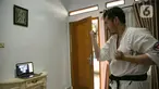 Charlie (28) instruktur karate mengajar murid secara virtual di Jakarta, Sabtu (13/2/2021). Sejak bulan Maret murid-murid berlatih di rumah secara vitual guna mencegah penyebaran virus Covid-19. (Liputan6.com/Faizal Fanani)