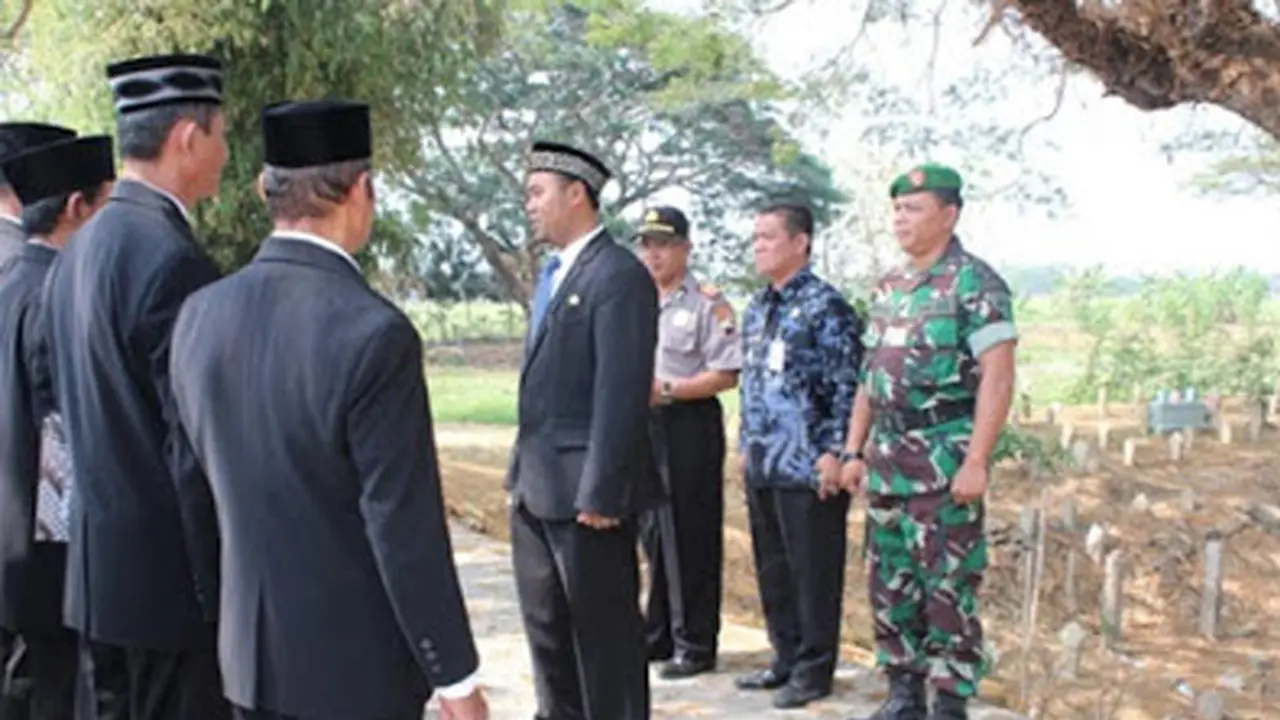 Aneh, Kepala Desa Ini Lakukan Pelantikan Jabatan di Kuburan