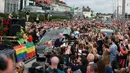 Sesuai dengan tradisi lama Irlandia, jenazah Sinead O’Connor pertama kali dibawa melewati rumah keluarga terakhirnya di Irlandia yang berada di Bray. (Liam McBurney/ PA via AP)