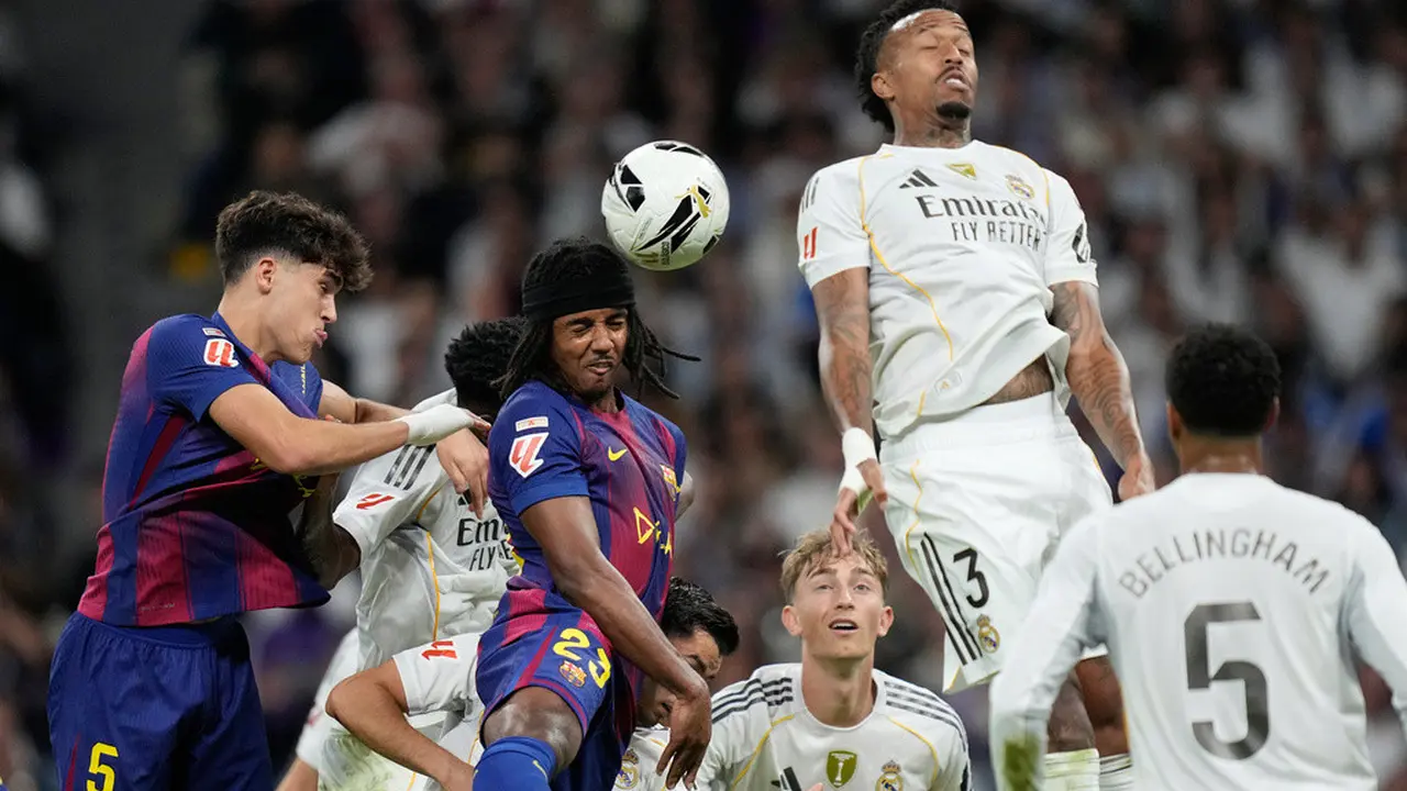Jules Kounde dari Barcelona menyundul bola dalam pertandingan La Liga melawan Real Madrid