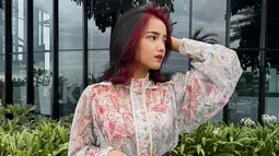 Ia terlihat tampil dengan gaya rambut red fringe yang membuat penampilannya cukup berbeda. Meski begitu, tak sedikit netizen yang menyebut jika warna merah pada rambutnya dianggap cocok. (Liputan6.com/IG/@fuji_an)