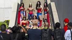 Sekelompok wanita berkostum Wonder Woman saat berpose untuk fotografer pada hari kedua New York Comic Con di Manhattan, New York, Jumat (9/10/2015). (REUTERS/Andrew Kelly)