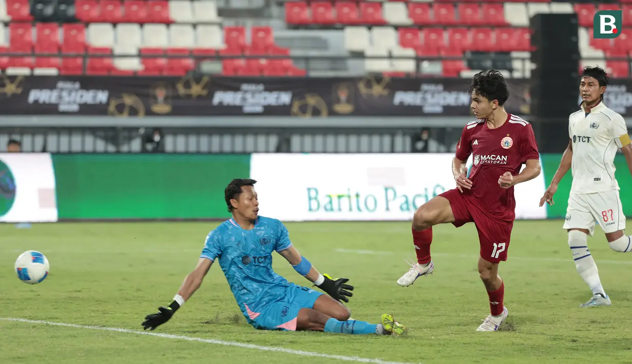 Victor Dethan (17) mengecoh kiper Arema FC, Syahrul Trisna Fadillah, sebelum mencetak gol ketiga Persija Jakarta pada laga perebutan peringkat ketiga Piala Presiden 2026 di Stadion Kapten I Wayan Dipta, Gianyar, Bali, Kamis (6/8/2026). Gol pada menit-menit akhir tersebut memastikan kemenangan Macan Kemayoran dengan skor 3-1 sekaligus mengunci posisi ketiga turnamen. (KapanLagi.com/Budy Santoso)