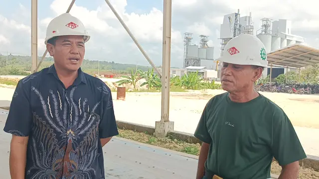 Legal PT Pentawira Agraha Sakti, Raman (kiri) dan Humas PT Pentawira Agraha Sakti, Tari saat diwawancarai di lokasi pabrik. (Liputan6.com/Ahmad Adirin)