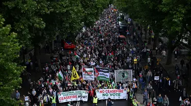 Para pengunjuk rasa pro-Palestina berbaris dalam "Pawai Nasional untuk Gaza", menyerukan "akhiri genosida" dan "hentikan persenjataan Israel", pada tanggal 6 Juli 2024. (JUSTIN TALLIS/AFP)