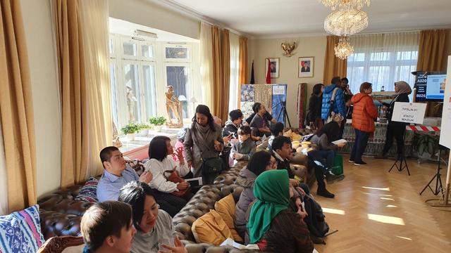 WNI mengantre menggunakan hak suara Pilpres 2019 di Wisma Duta RI, Lidingo, Stockholm, Swedia. (KBRI Stockholm)