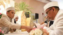 Aktor Ben Kasyafani pada saat melakukan  ijab kabul di  kawasan Mega Kuningan, Jakarta, Sabtu (30/07). Resepsi pernikahan di Grand Ballroom Ritz Carlton Hotel,Jaksel digelar pada pukul 19.00 WIB. (Liputan6.com/Herman Zakharia)