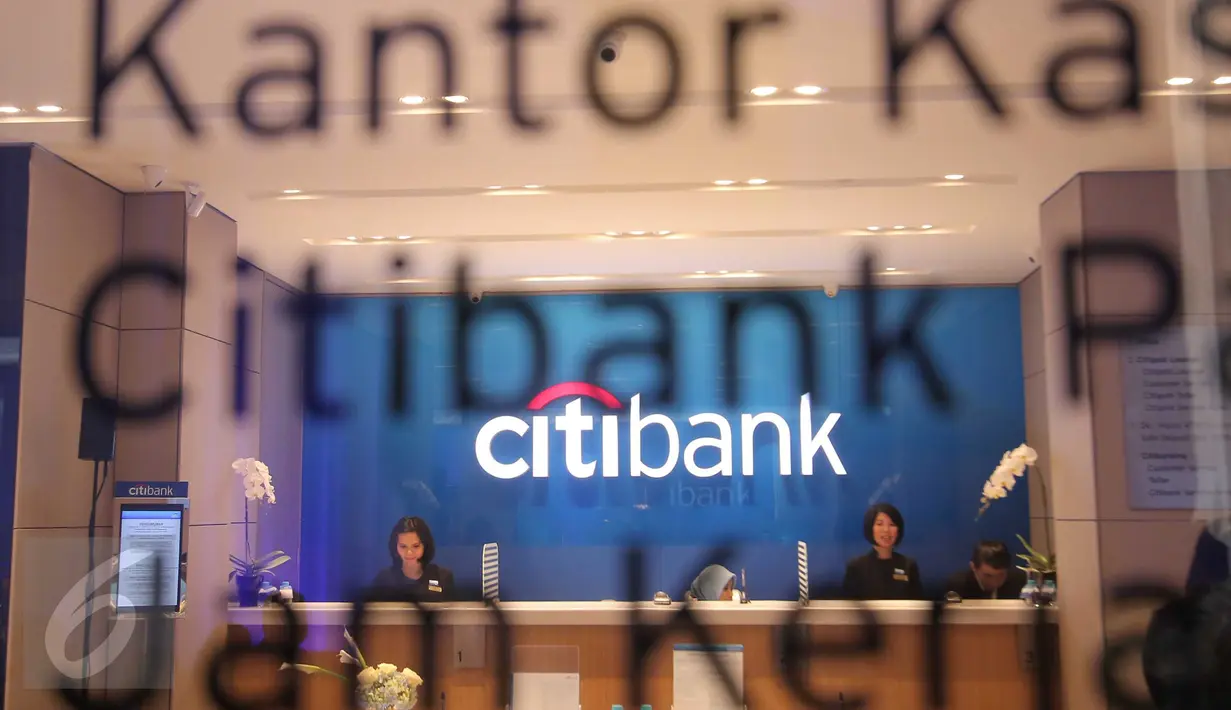 Sejumlah karyawan bersiap melayani nasabahnya di cabang Citi Bank Pantai Indah Kapuk, Jakarta, Jumat (30/10/2015).  Dengan meresmikan Citi Smart Branch misi Citi dalam menghadirkan pengalaman perbankan yang lebih sederhana. (Liputan6.com/Angga Yuniar)