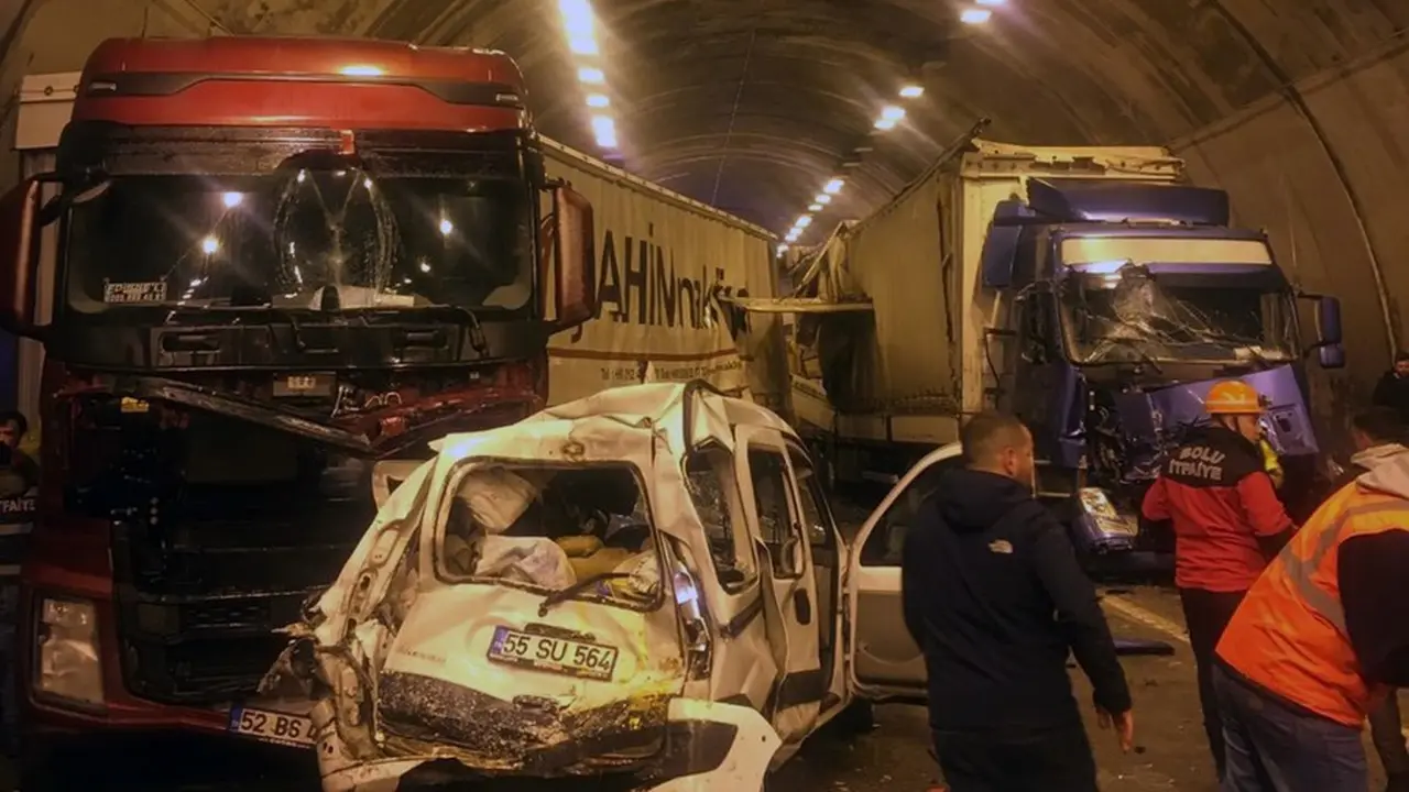 Suasana lokasi kecelakaan lalu lintas di Terowongan Gunung Bolu di jalan tol Ankara-Istanbul, Turki barat laut pada 19 Maret 2022. (Foto Xinhua)