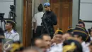 Petugas paspampres dengan senjata lengkap mengamankan acara yang dihadiri Presiden di Jakarta, Senin (18/1). Pengamanan ketat terhadap Presiden tersebut dilakukan pasca teror bom pada Kamis (14/1) dikawasan MH.Thamrin. (Liputan6.com/Faizal Fanani)
