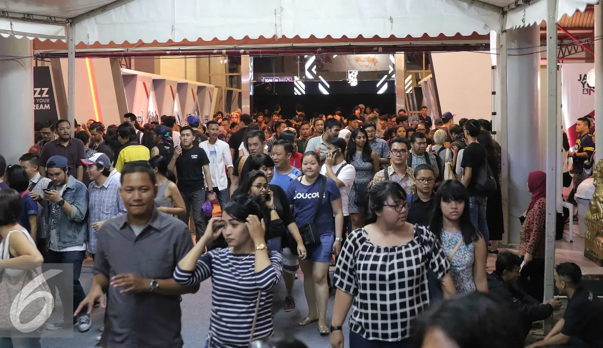 Sejumlah pengunjung saat memadati hari pertama Java Jazz Festival 2016 di Jakarta, Jumat (4/3). Ajang untuk para penikmat musik Jazz ini menampilkan musisi Jazz Nasional dan musisi Jazz International. (Liputan6.com/Angga Yuniar)