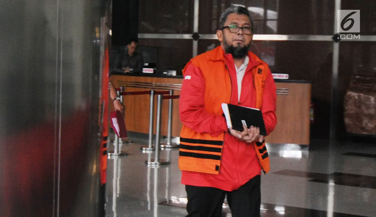 Mantan Anggota DPRD ‎Sumatera Utara, Ferry Suando Tanuray Kaban usai menjalani pemeriksaan di Gedung KPK, Jakarta, Selasa (19/2). Ferry diperiksa sebagai tersangka kasus suap yang menjerat mantan Gubernur Sumut Gatot Pujo Nugroho (Merdeka.com/Dwi Narwoko)
