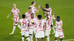Namun RB Leipzig juga mampu menunjukan perlawanan sengit, wakil Jerman tersebut justru berbalik unggul melalui Andre Silva dan Nordi Mukiele. (AP /Christophe Ena)