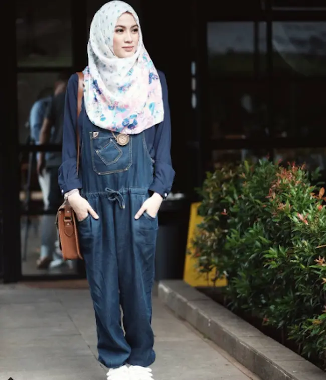 Gaya hijab dengan Balutan Overall ala Alyssa Soebandono (@ichasoebandono/Instagram)