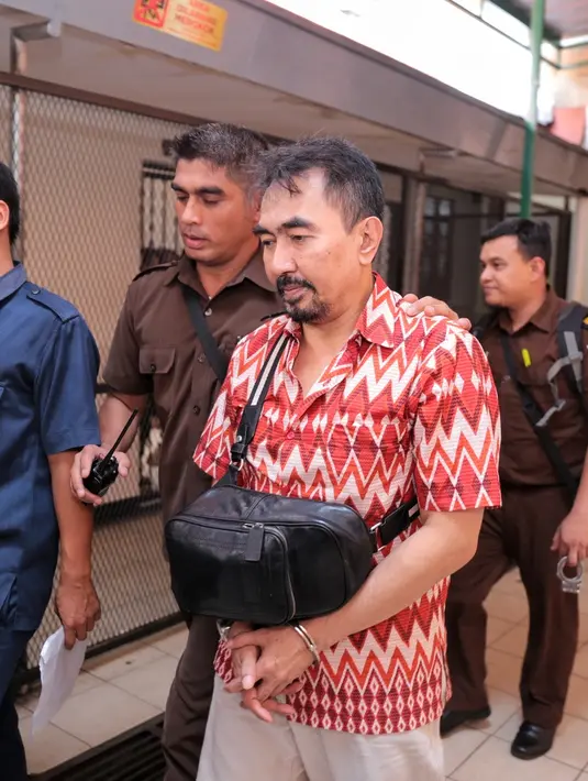 Kedatangan Gatot Brajamusti di Pengadilan Negeri Jakarta Selatan, langsung diabadikan oleh banyak wartawan foto. Aa Gatot biasa disapa sepertinya tidak suka melihat aksi fotografer yang mengabadikan kedatangannya. (Adrian Putra/Bintang.com)