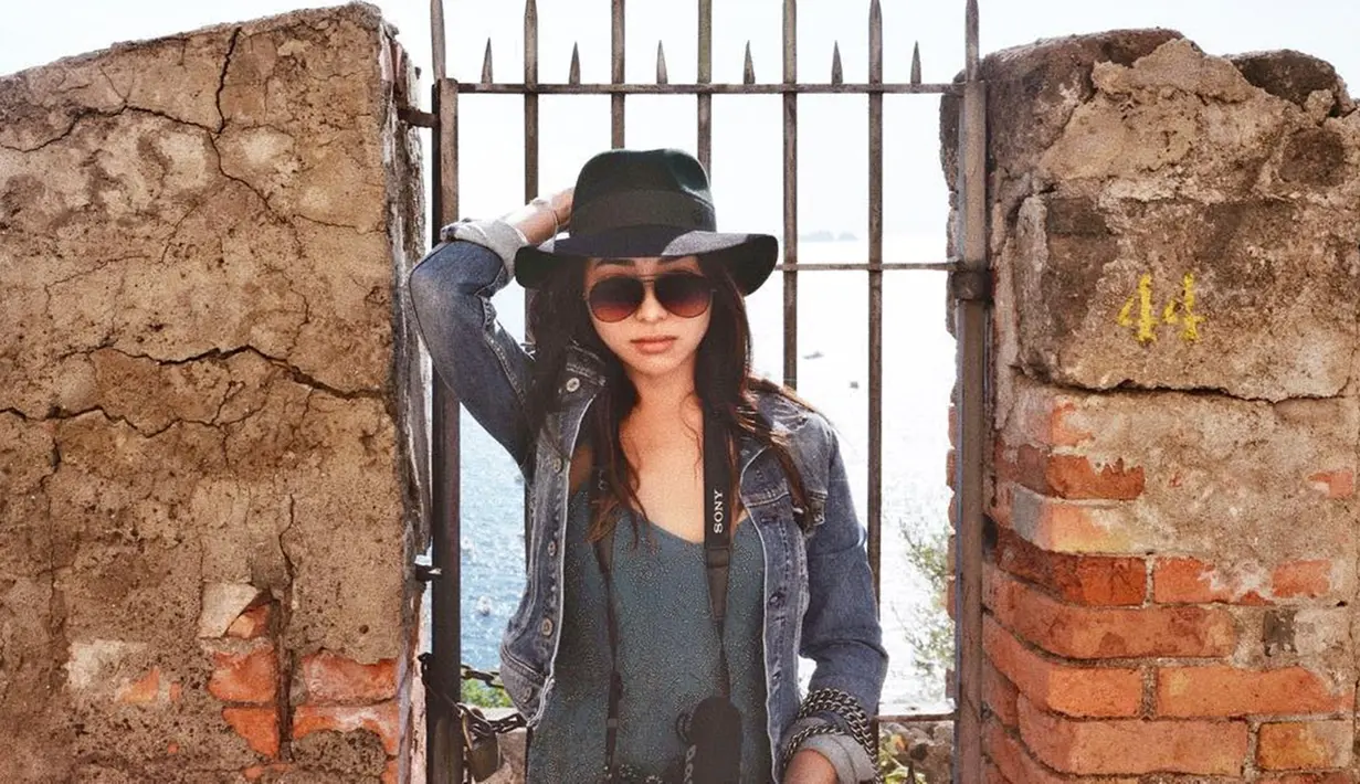 Wanita 26 tahun ini tampil kece dengan topi ala koboi. Aksesoris kacamata hitam dan baju yang senada membuat penampilan kakak Winona Willy ini terlihat edy dan ciamik. (Liputan6.com/IG/@nikitawillyofficial94)