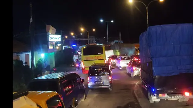 Kepadatan arus mudik Idul Fitri 1444 H mulai terlihat di Pelabuhan Merak, Kota Cilegon, Banten, pada Kamis (13/4/2023) malam.