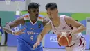 Pemain Basket Thailand, Boonserm Naratip (kanan) mencoba melewati pemain India, Annadurai Aravind pada laga test event Basket Asian Games 2018 di Hall A Senayan, Jakarta, Rabu (7/2/2018). Thailand  menang 79-72. (Bola.com/Nicklas Hanoatubun)