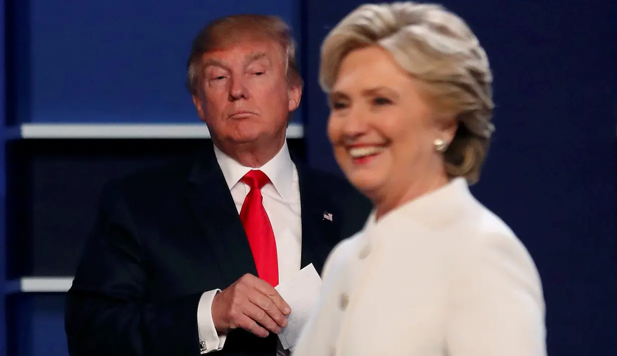 Ekspresi capres AS dari Partai Republik, Donald Trump ketika melihat rivalnya dari Partai Demokrat, Hillary Clinton sebelum dimulainya perhelatan debat ketiga dan terakhir capres AS di University of Nevada, Las Vegas, Rabu (19/10). (REUTERS/Mike Blake)