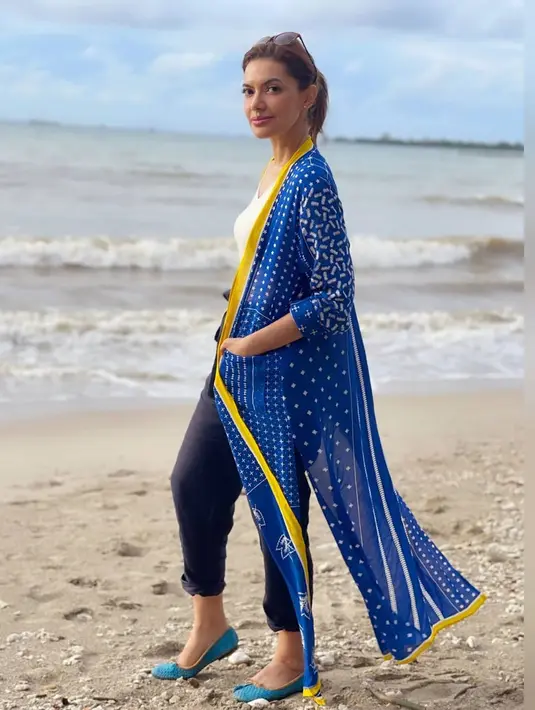 Jurnalis berketurunan India, Bugis dan Arab ini senang menikmati ketenangan di pantai. Suara ombak yang serdu hingga pasir pantai yang bagus menjadi alasan bagi Najwa Shihab untuk berkunjung di pantai. Pantai menjadi salah satu tempat altenatif lepas penat bagi Mbak Nana. (Liputan6.com/IG/@najwashihab)
