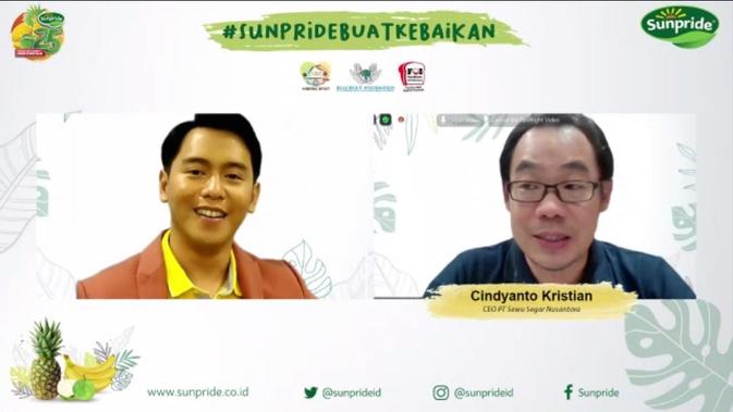 Ario Astungkoro saat memandu webinar.