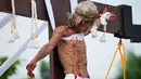 Penyaliban dan peragaan kematian Yesus Kristus pada Jumat Agung di Filipina dilakukan di depan kerumunan penduduk setempat dan turis. (AP Photo/Aaron Favila)