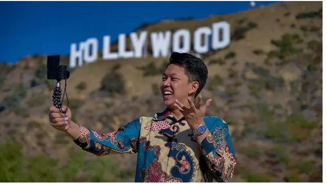 Bayu memang dikenal mencintai budaya lokal, saat berada di Hollywood Sign ia mengenakan batik.