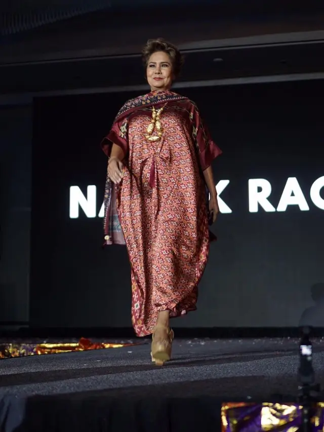 Lama Tak Muncul, Ini 6 Potret Terbaru Debby Sahertian yang Fokus di Dunia Fashion