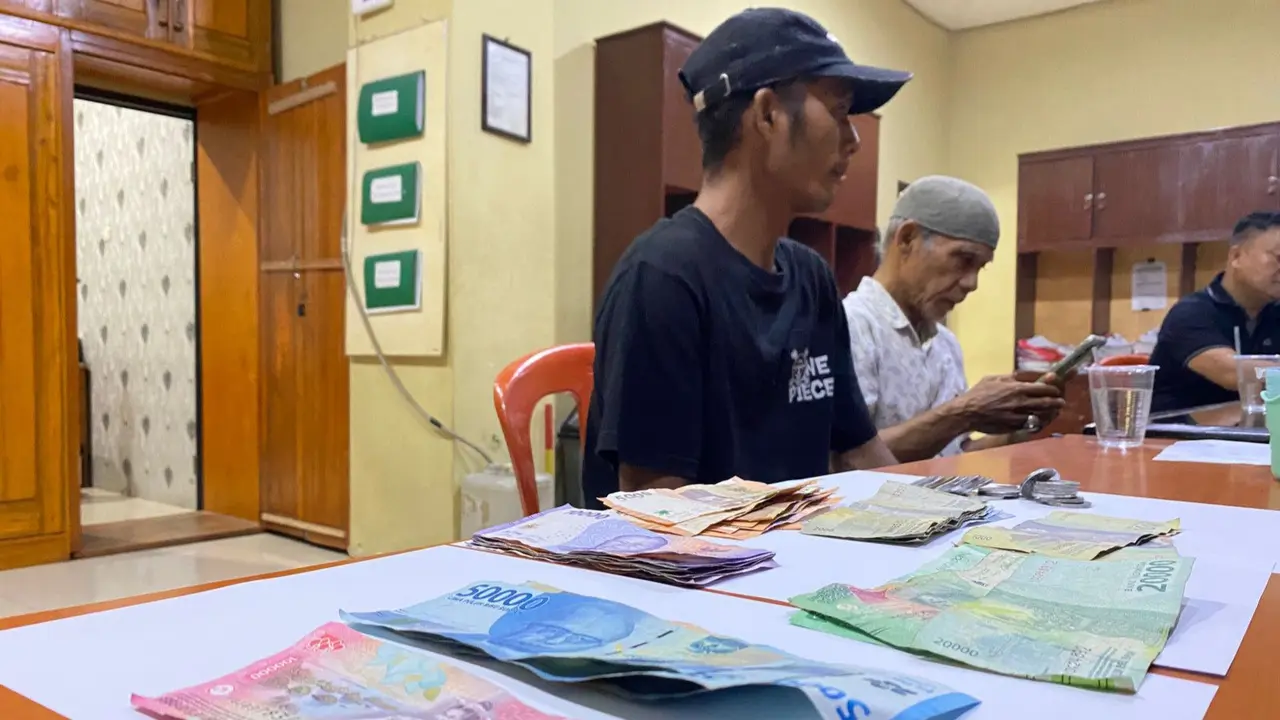 Seorang ayah dan anak berinisial S (62) dan D (38) diamankan Polresta Bandar Lampung karena melakukan pungli. Foto : (Istimewa).