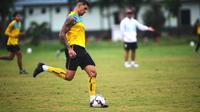 Arthur Cunha Da Rocha saat latihan bersama Arema FC (Foto: Rana Adwa/Liputan6.com)