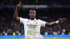 Pemain Real Madrid, Vinicius Junior memberikan jawaban berkelas dengan sebuah gol setelah serangan rasis dari pendukung Atletico Madrid beberapa saat sebelum pertandingan perempat final Copa Del Rey 2022/2023 dimulai. (AFP/Pierre-Philippe Marcou)