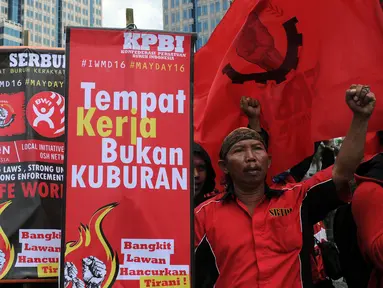 Buruh yang tergabung Konfederasi Persatuan Buruh Indonesia aksi keprihatinan di Bundaran Patung Kuda, Jakarta, Kamis (28/4/2016). Dalam aksinya, mereka menyerukan pemerintah seriusmenurunkan angka kecelakaan kerja. (Liputan6.com/Helmi Fithriansyah)