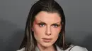 Julia Fox berpose saat menghadiri Pembukaan Pameran Mugler Couturissime di Museum Brooklyn  di New York City pada 15 November 2022. Julia memilih sentuhan edgy pada riasannya, dan menambahkan lapisan tebal perona pipi dan eyeshadow berwarna kemerahan. (AFP/ANGELA WEISS)