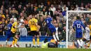 <p>Pemain Wolverhampton Wanderers Conor Coady (kedua kiri) mencetak gol ke gawang Chelsea pada pertandingan sepak bola Liga Inggris di Stadion Stamford Bridge, London, Inggris, 7 Mei 2022. Pertandingan berakhir 2-2. (AP Photo/Frank Augstein)</p>