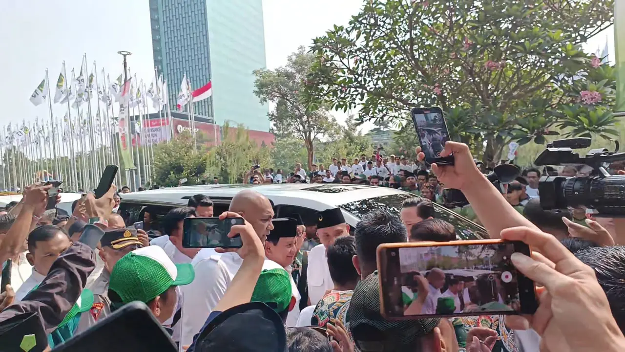 Ketua Umum (Ketum) Partai Gerindra Prabowo Subianto tiba di acara hari lahir (Harlah) Partai Bulan Bintang (PBB) ke-25, di ICE BSD City, Tangerang, Minggu (30/7/2023).