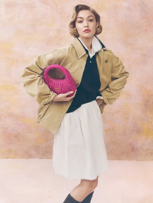 Salah satunya dengan desain tas beludru halus yang dipadu dengan rambut curl blonde dan outfit colorful [Miu Miu]