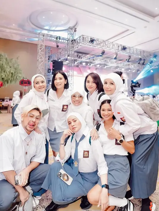 Olla Ramlan bersama para selebriti lainnya saat berpose pada ulang tahun Ussy Sulistiawaty. Diketahui perayaan ulang tahun Ussy Sulistiawaty ke-41 digelar begitu seru dan meriah. Para tamu undangan diwajibkan untuk mengenakan seragam SMA. (Instagram/ollaramlan)