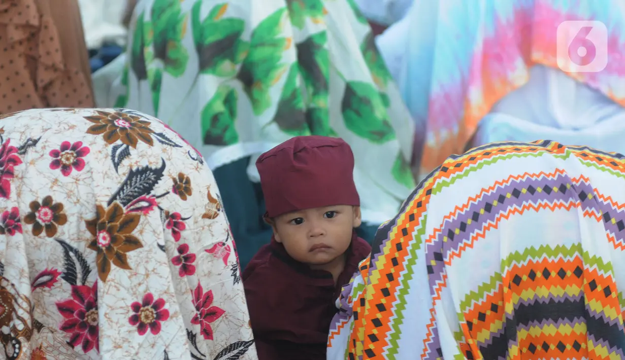 <p>Seorang anak terlihat saat Sholat Idul Fitri di halaman Masjid Agung Ibnu Batutah pada kompleks peribadatan Puja mandala di kawasan Nusa Dua, Bali, Senin (2/5/20222). Perayaan Idulfitri 1443 H berjalan dengan khidmat dan menerapkan protokol kesehatan. (merdeka.com/Arie Basuki)</p>