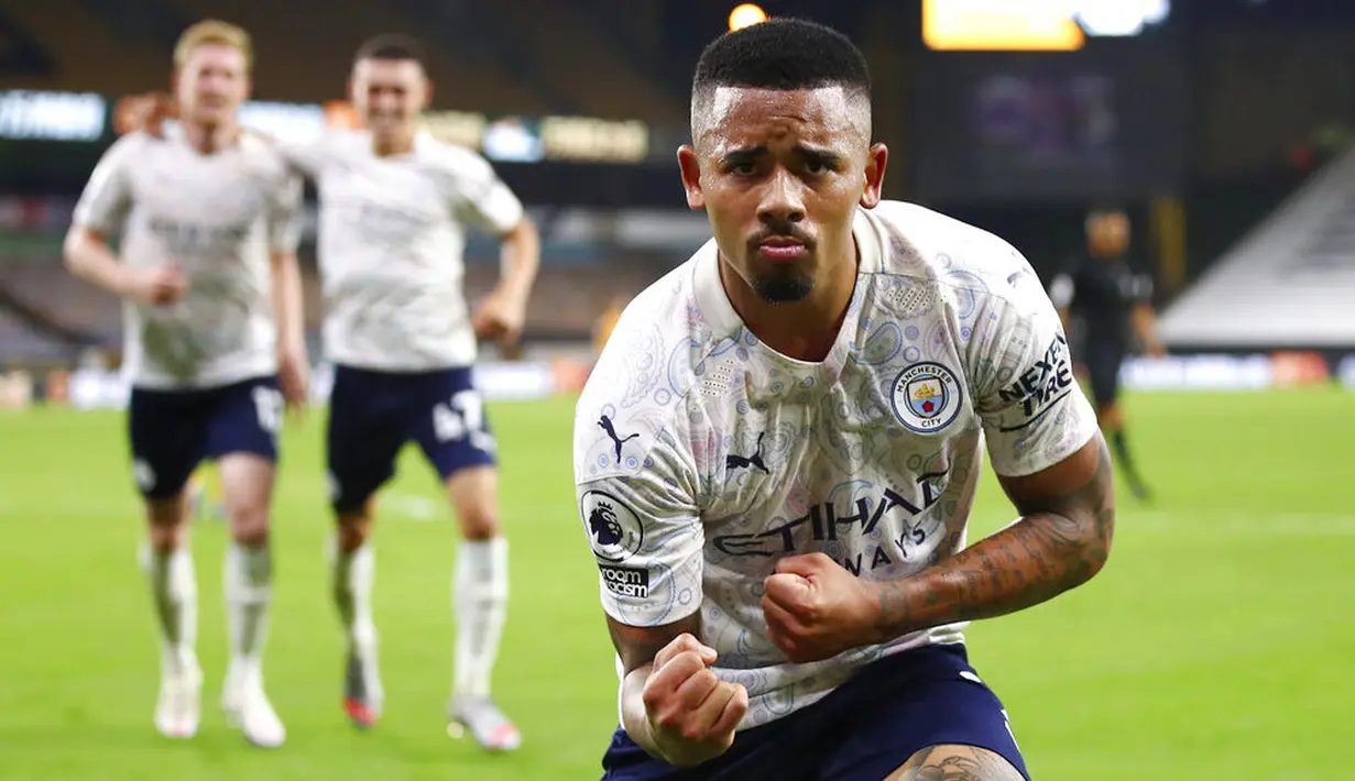 Striker Manchester City, Gabriel Jesus, melakukan selebrasi usai mencetak gol ke gawang Wolverhampton Wanderers pada laga Liga Inggris di Stadion Molineux, Senin (21/9/2020). Manchester City menang dengan skor 3-1. (Marc Atkins/Pool via AP)