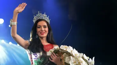 Kontestan dari Filipina Trixie Maristela melambaikan tangan usai dinobatkan sebagai Miss International Queen 2015 di Pattaya, Thailand, Jumat (6/11). Kontes kecantikan bagi waria ini diikuti 27 kontestan dari 17 negara. (AFP Photo/Pornchai Kittiwongsakul)