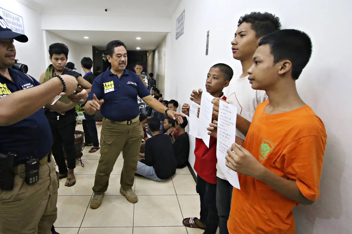 20151018-Polda Metro Jaya Didatangi Ratusan Orang Tua yang Anaknya Bikin Onar-Jakarta