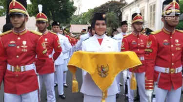 Paskibraka asal Sumatera Selatan, Zanati Tahta Umahati, terpilih jadi pembawa baki di upacara penurunan bendera di Istana Merdeka.