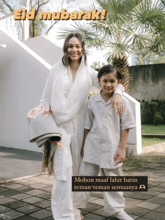 Gaya Artis Tanah Air Dibalut Baju Lebaran Lace Putih saat Lebaran.