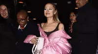 Terlihat terlalu kurus, Ariana Grande bikin fans khawatir (Sumber: Instagram @justjared)