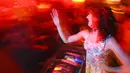 DJ Olga Wodka saat menghibur pengunjung Bar Zum Schmutzigen Hobby di Berlin, Jerman, (28/8). Ribuan warga Berlin melewatkan malam demi malam dengan berpesta di bar atau kelab. (REUTERS/Hannibal Hanschke)