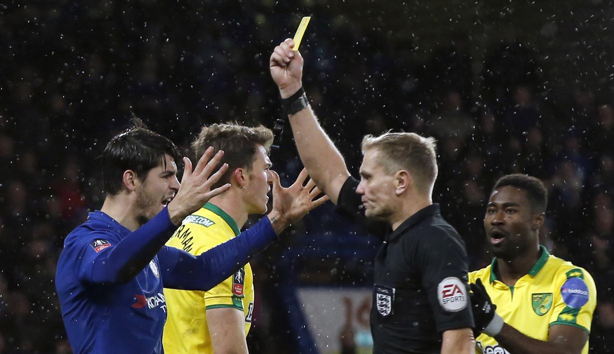 Wasit, Graham Scott memberikan kartu kuning kepada Alvaro Morata saat laga babak ketiga Piala FA di Stamford Bridge, London, (17/1/2018). Chelsea menang lewat adu penalti 5-3. (AP/Alastair Grant)