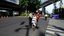 Polisi memberhentikan pengendara sepeda motor saat penyekatan masa PPKM Darurat di Perempatan Fatmawati, Jakarta, Senin (12/7/2021). Penyekatan berlangsung hingga pukul 10.00 WIB. (merdeka.com/Arie Basuki)