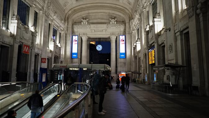 Interior Milano Centrale, stasiun terbesar di kota Milan, Italia. Dihiasi berbagai patung bernilai seni tinggi (Marco Tampubolon/Liputan6.com)