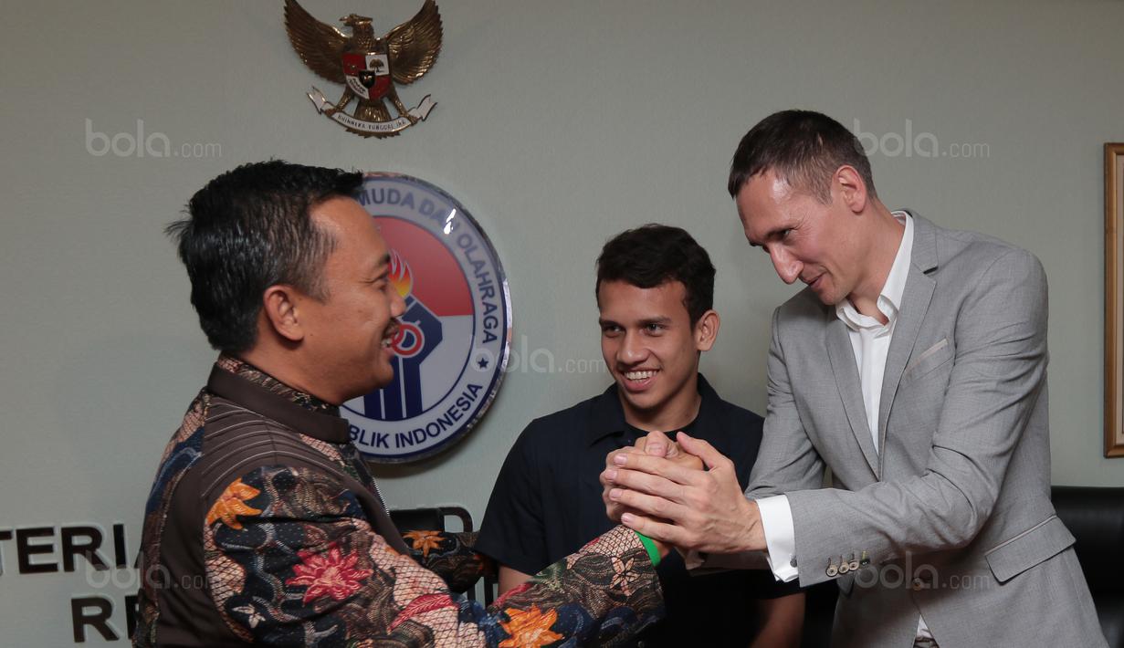 Menpora, Imam Nahrawi (kiri) saat beretmu Egy Maulana Vikri (tengah) dan Agen pemain, Dusan Bogdanovic di Kementrian Pemuda dan Olahraga, Jakarta, (5/1/2018). Egy Maulana memiliki peluang bermain di Eropa tahun 2018. (Bola.com/Nicklas Hanoatubun)